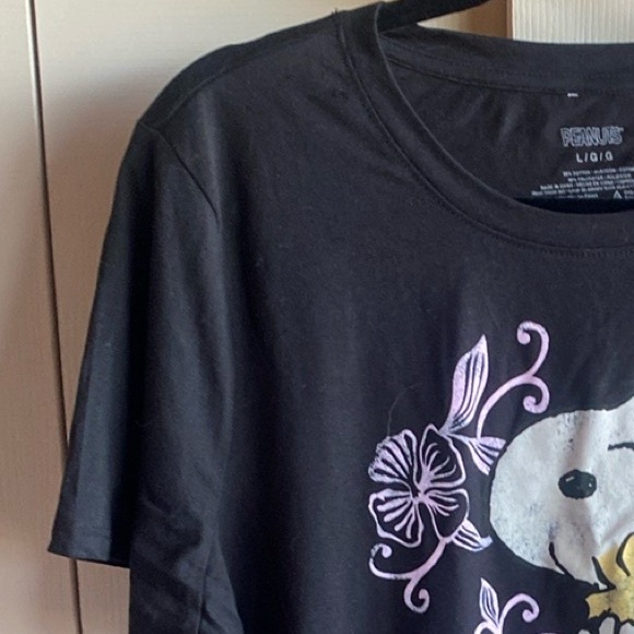 Peanuts NWT Snoopy in the Flowers Short Sleeve Cotton Blend Tshirt Size Large - Picture 4 of 7